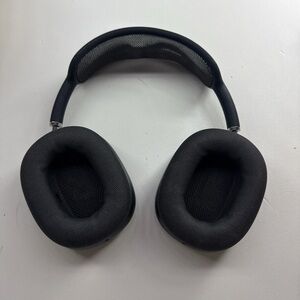 Apply air maxes apple headphones